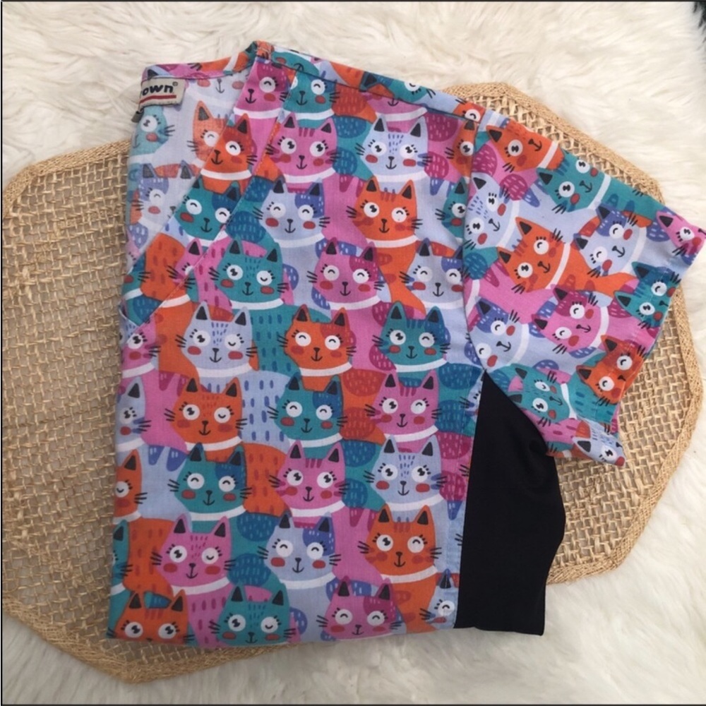 Cat Print Scrub Top - Picture 4 of 15